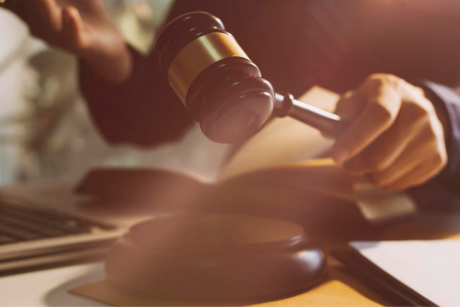 تعهد الإخلاء هو التعهد الكتابي الذي يقدمه المستأجر إلى مالك العقار بأنه سيخلي عن العقار المؤجر في تاريخ محدد. يكفل هذا التعهد أن المستأجر سيترك العقار في نهاية فترة محددة، وعادة ما يتم إعطاؤه في بداية عقد الإيجار أو خلال فترة الإيجار